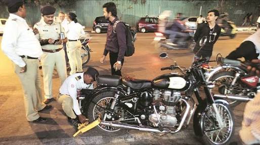 मोडिफाइड साइलेंसर व बाइकर्स पर कसा ट्रैफिक पुलिस का शिकंजा