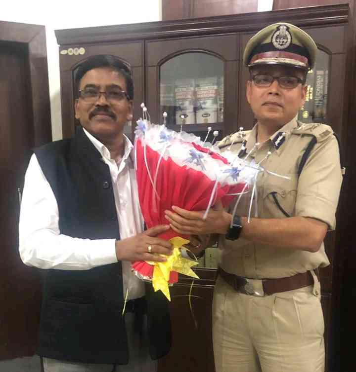 दुर्ग कमिश्नर दिलीप वासनीकर ने नवनियुक्त आईजी विवेकानंद सिन्हा से की औपचारिक मुलाकात