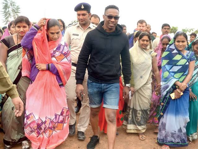 वैस्ट इंडीज के पूर्व कप्तान ड्वेन ब्रावो पहुचे दुर्ग पाटन, जनता से की मुलाकात