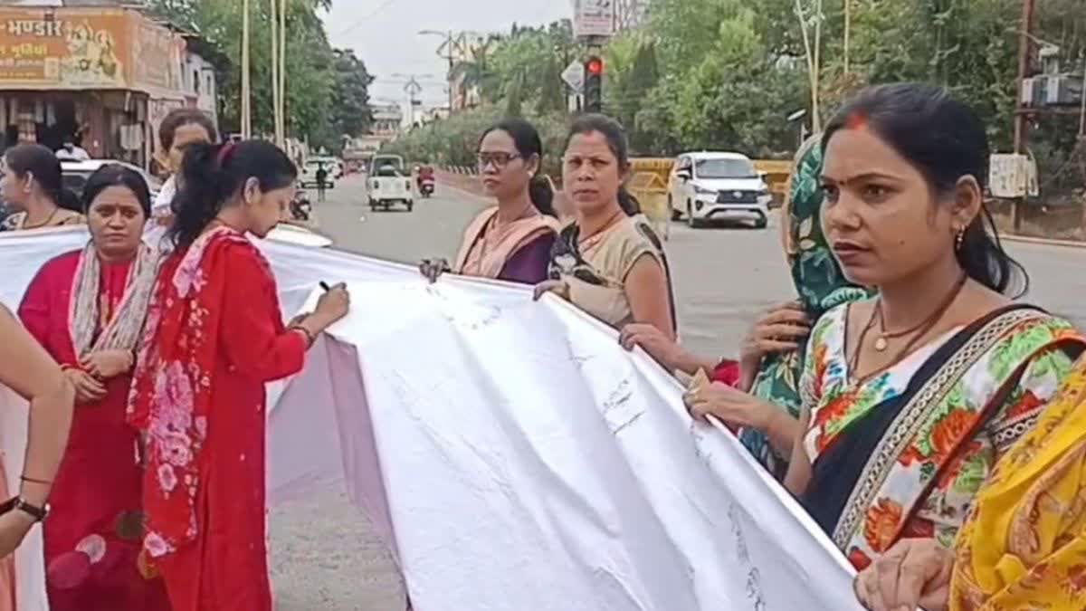 अंबिकापुर में महिला की वीभत्स हत्या पर सियासत तेज, 4 दिन बाद भी आरोपी फरार, कांग्रेस का अनिश्चितकालीन धरना