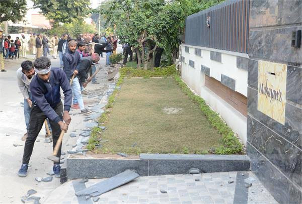 निगम ने तोड़ा अवैध कब्जा