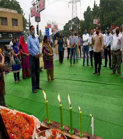 सेंट जेवियर स्कूल ने श्रद्धांजलि सभा का किया आयोजन दिप जलाकर शहीदों को किया नमन