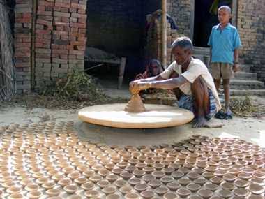 इस बार की दिवाली कुम्हारों के लिए होगी खास ,हमारे घरों के साथ उनका घर भी रोशनी से भर उठेगा