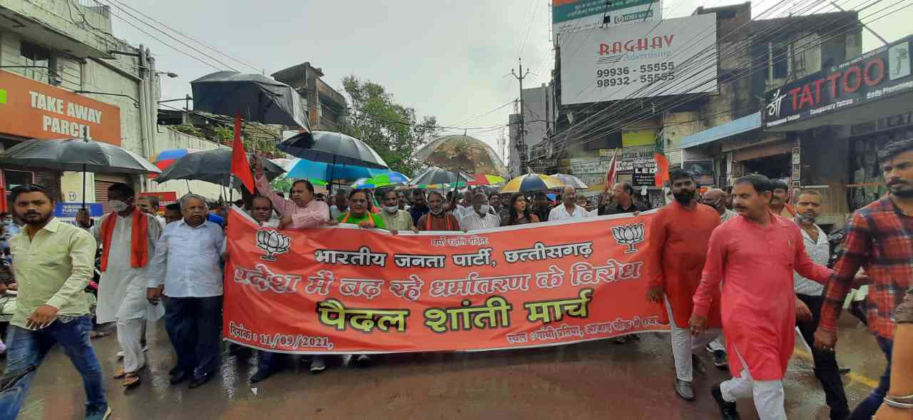 धर्मांतरण मामले में भाजपा का प्रदेशभर में प्रदर्शन, रायपुर में निकाली शांति मार्च
