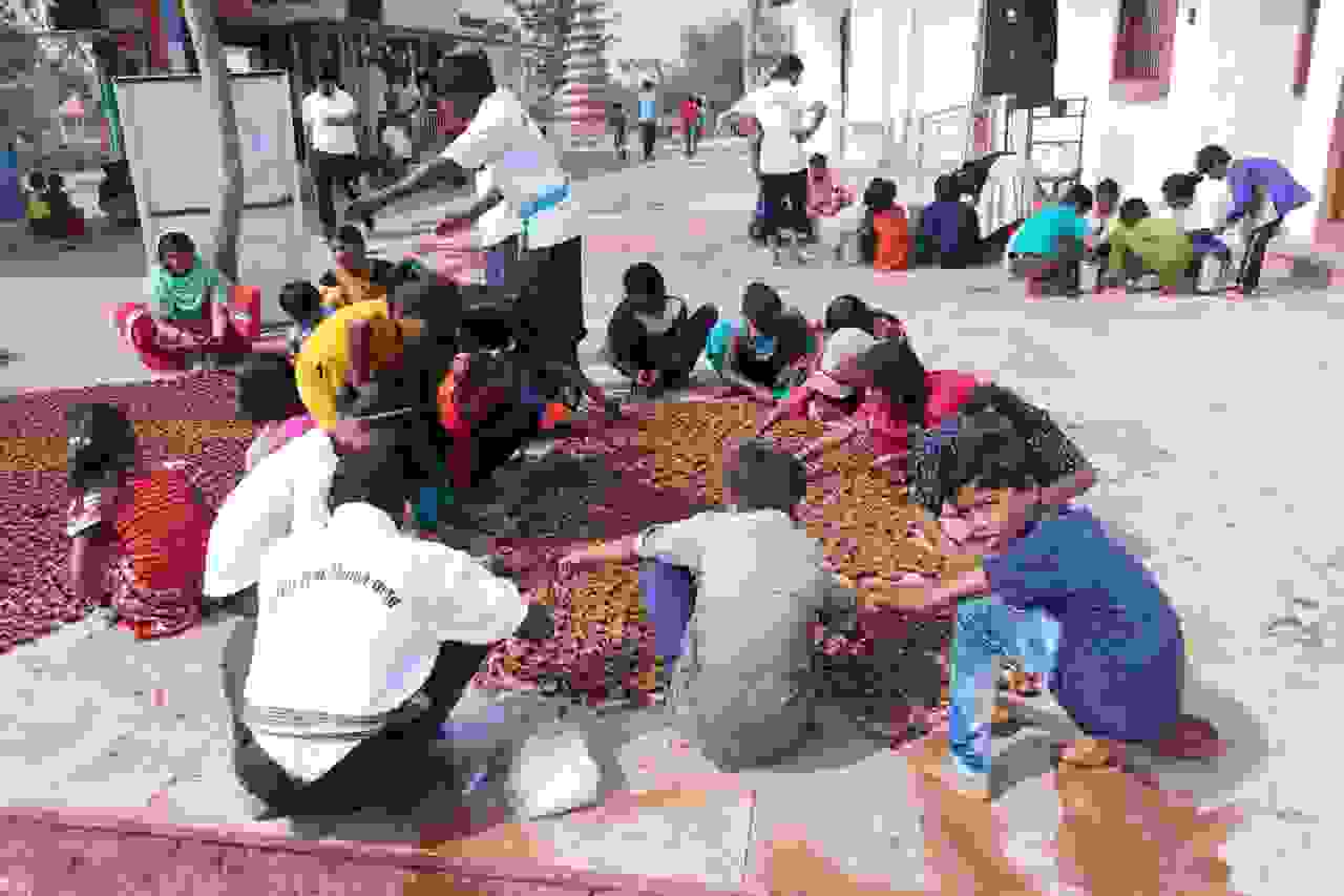 चंदखुरी में अयोध्या जैसे दीपोत्सव की तैयारी,  सुबह से जुटे राजीव युवा मितान क्लब के सदस्य