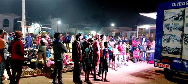 दुर्ग पुलिस के द्वारा यातायात जागरूकता अभियान जारी, ग्रामीण क्षेत्रों में यातायात नियम की दी जानकारी, सुरक्षित आवागमन करने की दी समझाइश।