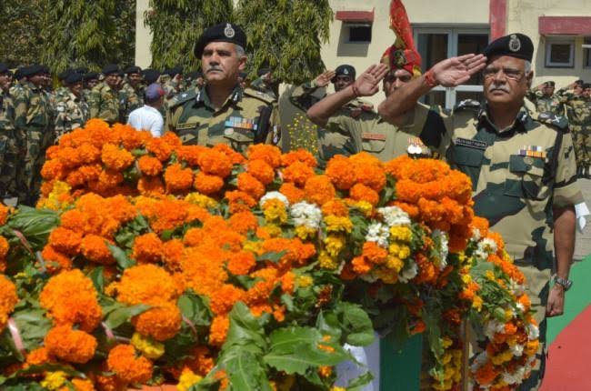 शहीद जवानों को बीएसएफ ने दि श्रद्धांजलि, गांवों में सुनाई गई शहीदों की शौर्यगाथा 
