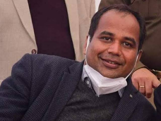 किसी भी क्षेत्र में लापरवाही न हो इसलिए सूरजपुर कलेक्टेर Dr. गौरव सिंह ने ली  राजस्व विभाग की समीक्षा बैठक।