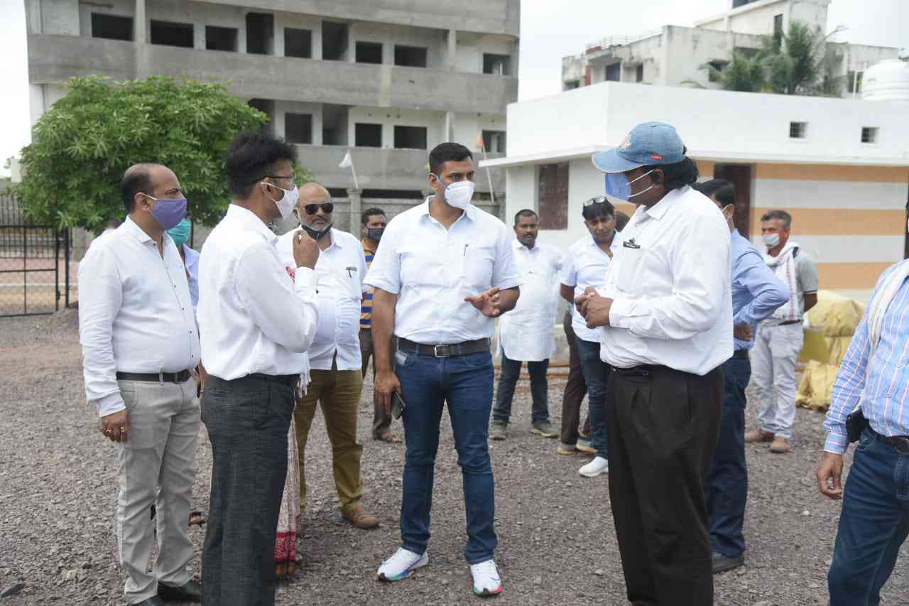 महापौर  देवेंद्र यादव ने किया निर्माणाधीन टेनिस कोर्ट का निरीक्षण ठेकेदार और अधिकारियों को लगाई फटकार.....