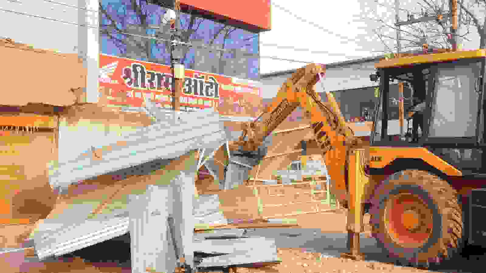 ब्रह्म मुहूर्त में कब्जेदारों पर आफत आई, निगम ने तोड़े कब्जे, वसूला जुर्माना