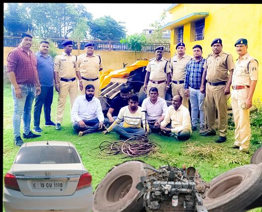 खुर्सीपार क्षेत्र से हाईवे ट्रक हुई चोरी, 5 आरोपियों को किया गया गिरफ्तार, हाइवा ट्रक के कटे पार्ट्स को किया गया बरामद