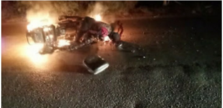 दो पहिया वाहन में लगी आग , उसमे बैठा व्यक्ति जिंदा जला ..