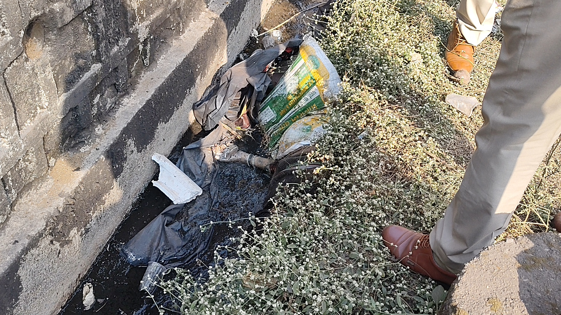 अंडर ब्रिज के पास नाली में बोरी में बंद मिला अज्ञात महिला का शव; हाथ दिखने पर पुलिस को सूचना