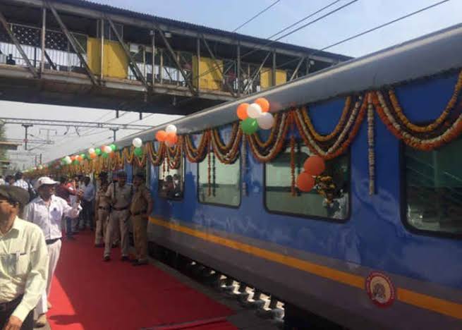 एक घंटे लेट हुई ट्रेन तो यात्रियों को मिलेंगे 100-100 रुपये,  IRCTC ने की घोषणा