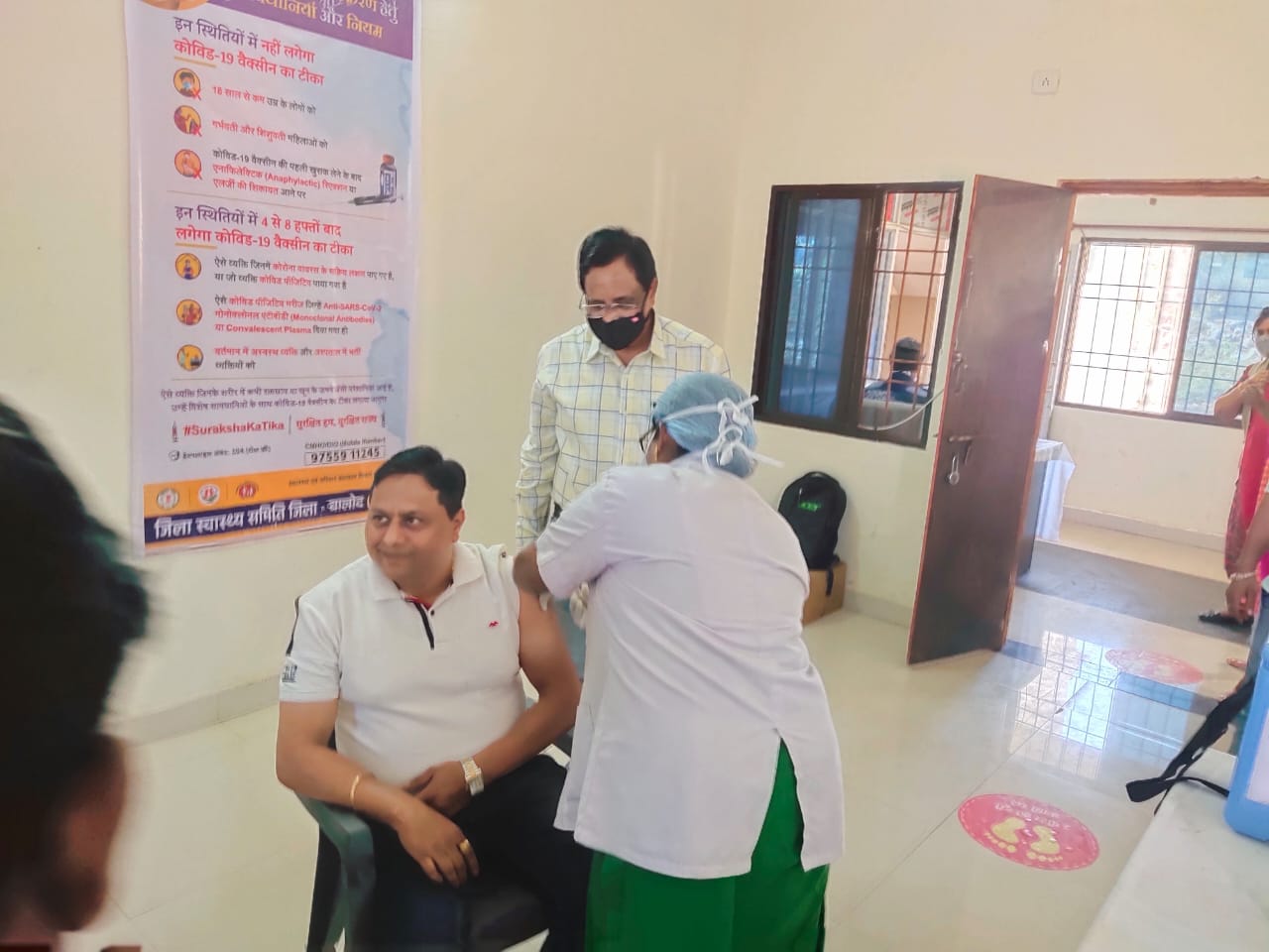 कोविड-19 टीकाकरण के द्वितीय चरण में कलेक्टर महोबे सहित एडीएम, जिंप सीईओ, एएसपी व अन्य अधिकारियों ने लगवाया टीका, कलेक्टर बोले: कोविशील्ड वैक्सीन पूरी तरह सुरक्षित......
