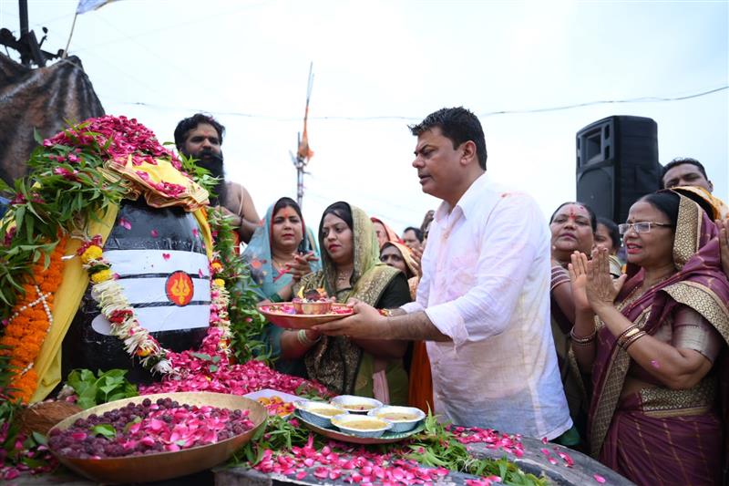 बैकुंठधाम शिव मंदिर में 108 किलो दूध, दही, घी, शहद और चंदन से भोलेनाथ का हुआ महारुद्राभिषेक , ड्रोन से शिवलिंग पर फूलों की वर्षा, दया सिंह ने बताई अगले 6 सावन सोमवारों की प्लानिंग 