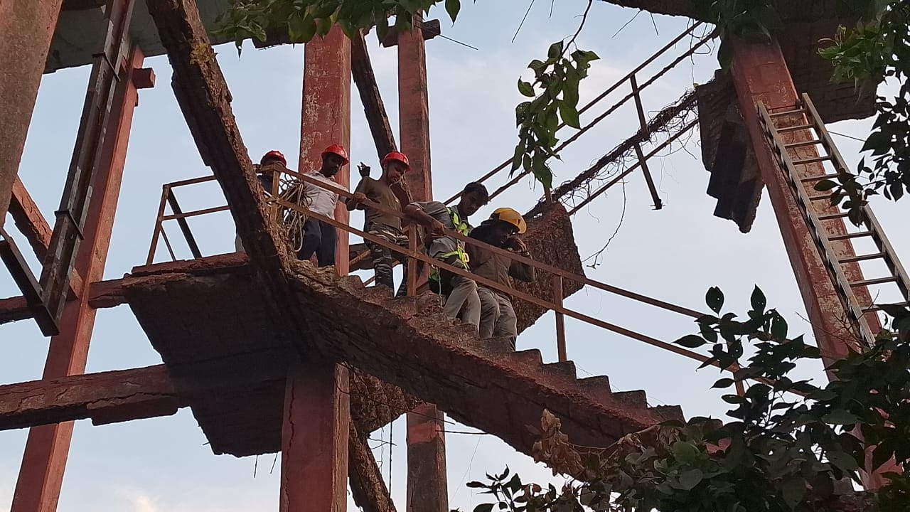 रोमांच बना हादसा: पानी टंकी से गिरा छात्र, दूसरा ऊपर फंसा… SDRF की बहादुरी से रेस्क्यू