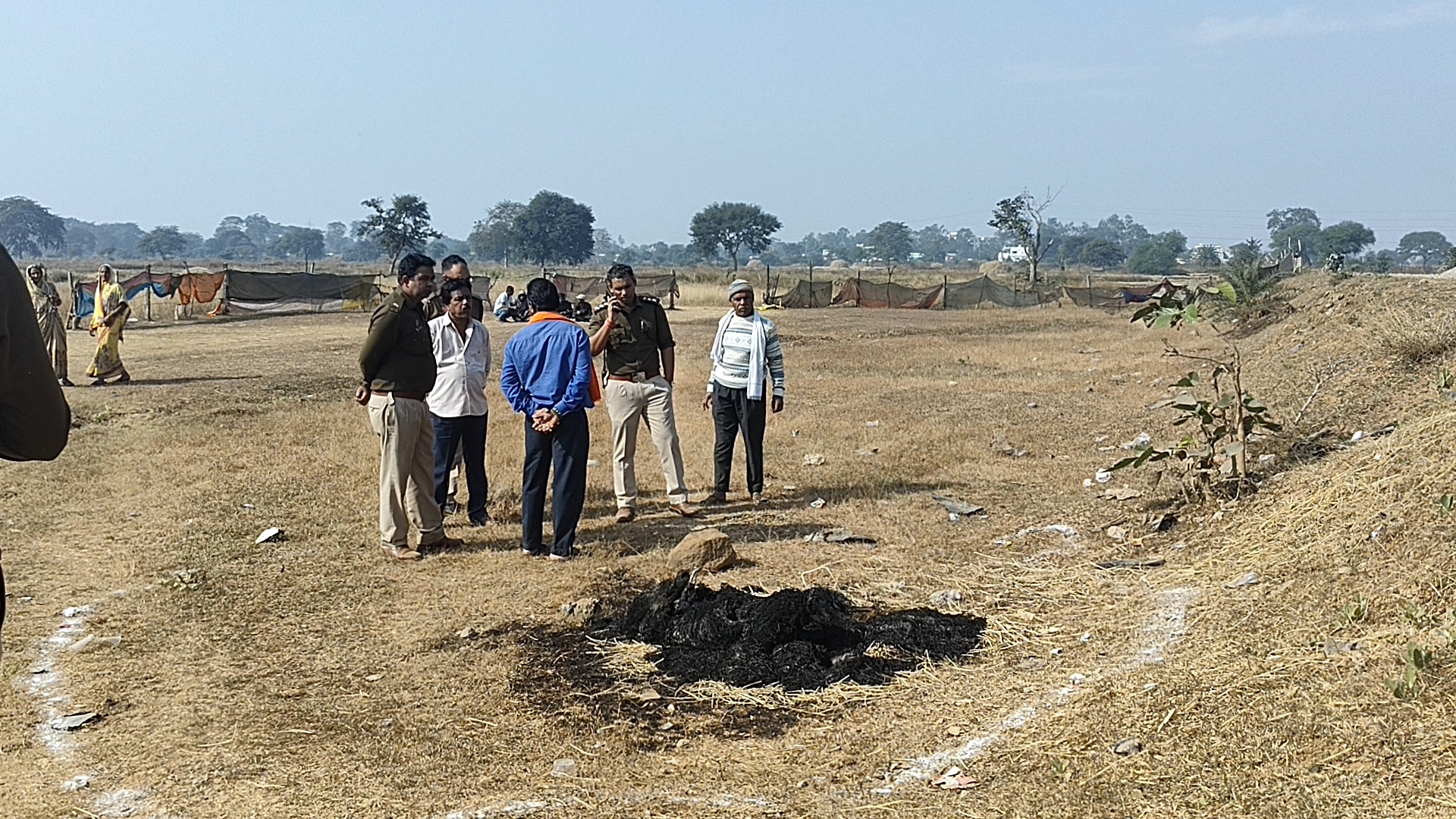 पुरई गांव में अज्ञात महिला की हत्या कर जलाई गई लाश बरामद, इलाके में सनसनी