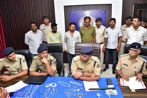 सूने मकान में घटित नकबजनी के 6 मामले,
दो आरोपी को पुलिस ने किया गिरफ्तार,
सोने चांदी के जेवरात 11 लाख रुपए किए जप्त।