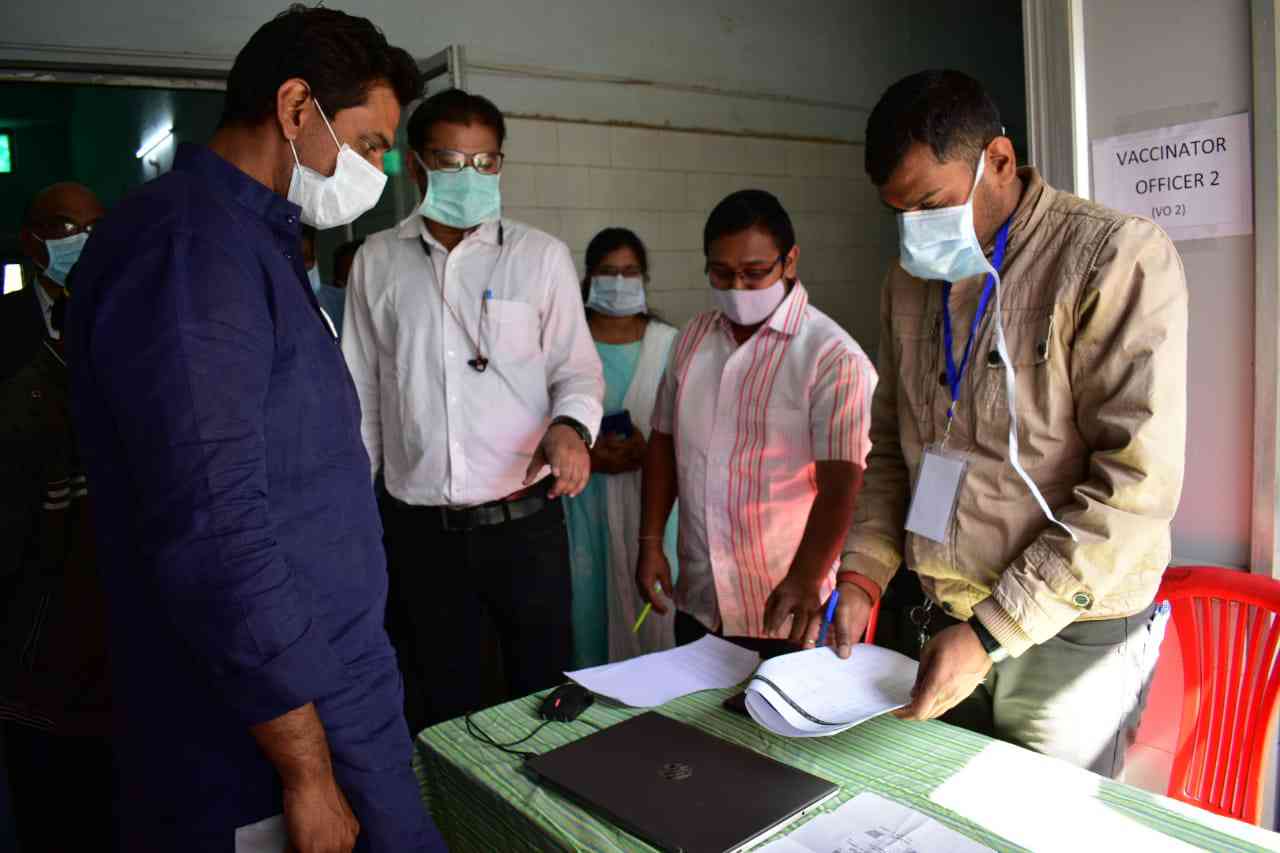 भिलाई में बैकुंठधाम में लगा हेल्थ वर्कर्स को कोरोना का टीका, मेयर देवेंद्र यादव पहुंच, कहा-खुशियां लेकर आई वैक्सीन........
