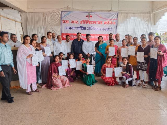 एस.आर.हॉस्पिटल एण्ड कॉलेज में एस.डी.एम.दुर्ग व आई.एम.ए.प्रेसिडेंट द्वारा किया गया सर्टिफिकेट वितरण