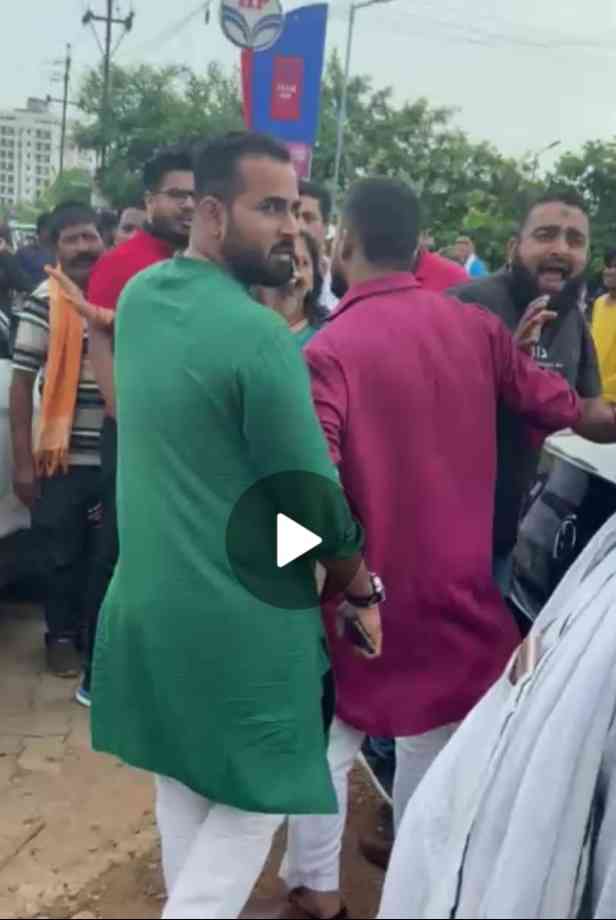 भिलाई में रास्ता रोक कर जान से मारने की धमकी देने का मामला प्रकाश में आया है। कांग्रेस ने राष्ट्रीय नेता मो. शाहिद के खिलाफ पहले धारा 420 के तहत अपराध दर्ज हो चुका है.......