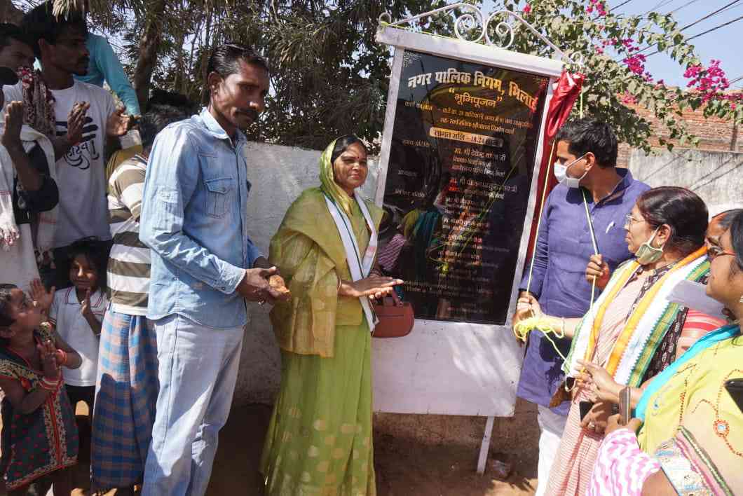 महापौर देवेंद्र की उपस्थिति में छावनी की महिलाओं ने किया भूमिपूजन,
एक करोड़ 34 से वार्ड 28 में पेवर ब्लाॅक, सीमेंटीकरण व नाली निर्माण होंगे..............