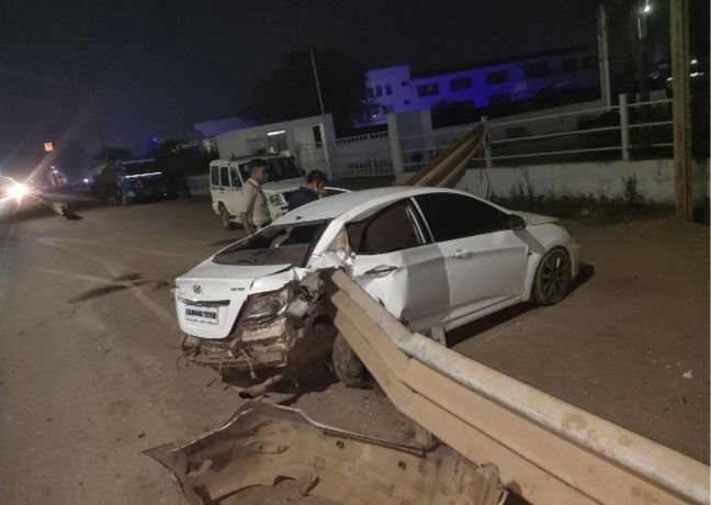 चलती कार में ड्राइविंग सीट बदलना युवक को पड़ा महंगा, दर्दनाक हादसे में गवाईं जान........