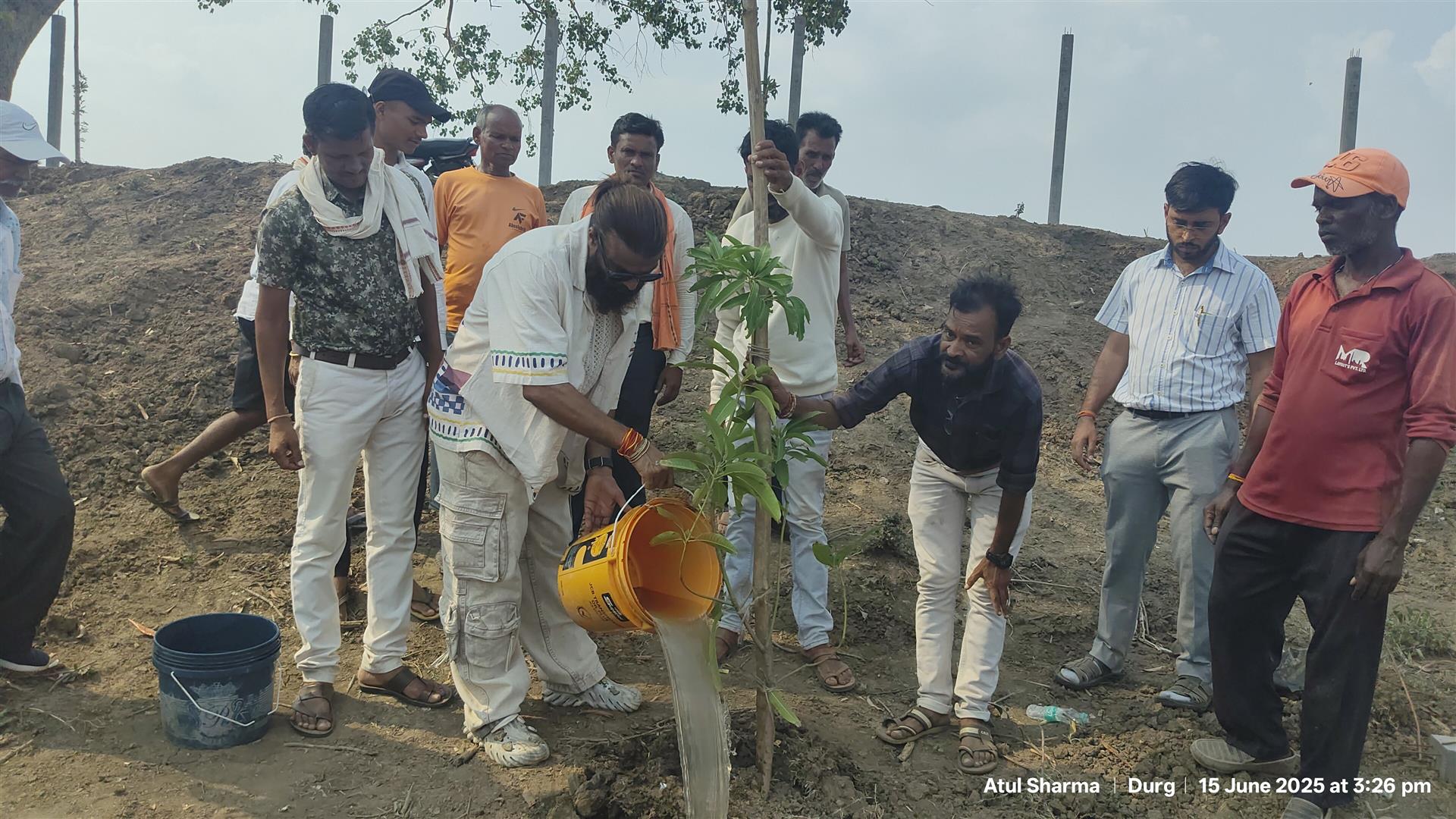 दुर्ग जिले के ग्राम खजरी में एक व्यक्ति ने किया प्रेरक कार्य — गांव सहित जरूरतमंद लोगों की सेवा कर बनाया अपना जन्मदिन यादगार
