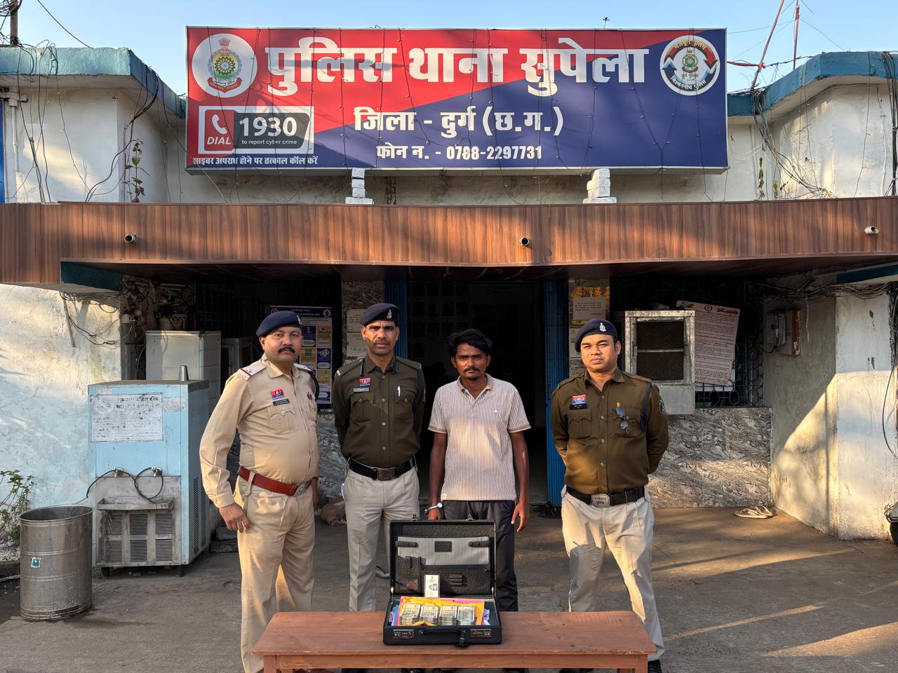 सुपेला में चोरी का खुलासा: प्राइवेट गार्ड ही निकला चोर, 2 लाख नकद बरामद