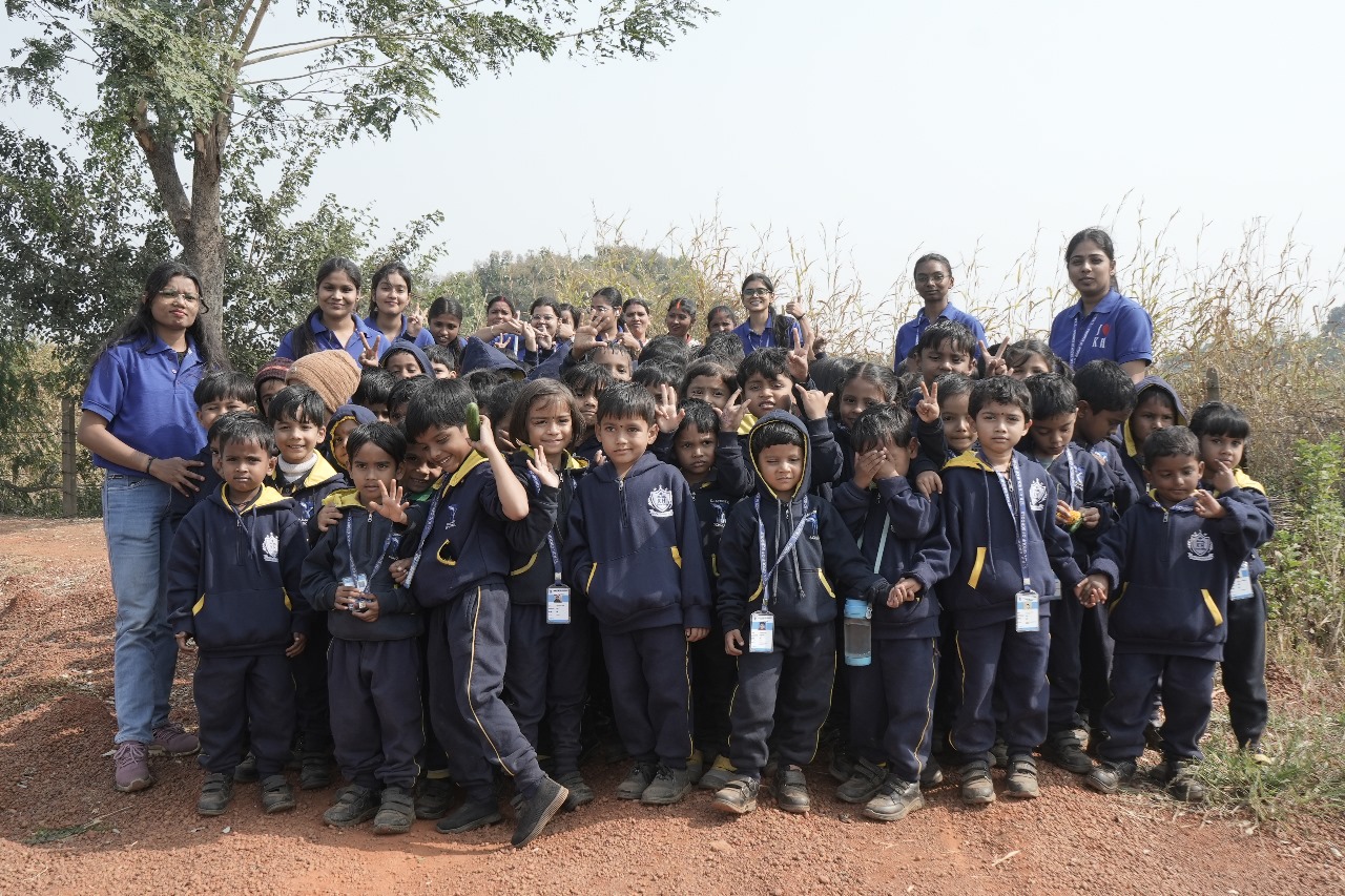 केएच टाइनी टॉट प्री प्राइमरी के बच्चों ने फार्म हाउस 
का किया भ्रमण,प्लांट्स पर लगे टमाटर, भिंडी, बैंगन, 
मिर्च देख चहक उठे 