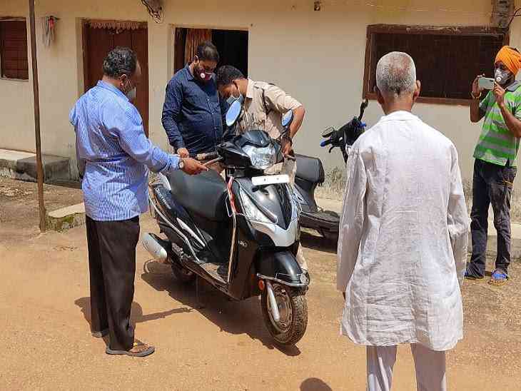 दो दिन पहले चोरी हुआ स्कूटर मिला पुलिस कांस्टेबल के घर से, विभाग ने किया निलंबित.....
