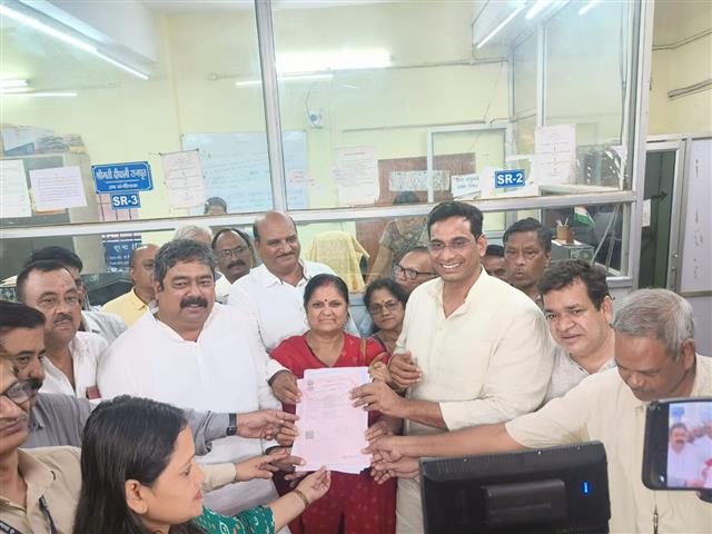 विधायक देवद्र यादव और महापौर नीरज पाल की उपस्थिति में हुआ पहला रजिस्ट्री, राम जसपाल ने करवाया पहला पंजीयन, टाउन शिप के लोगों मे उत्साह का माहौल