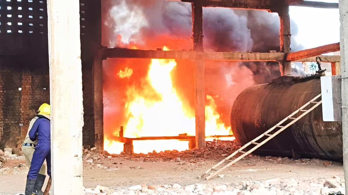 छावनी स्थित गणपति स्टील फैक्ट्री में भीषण आग, आधे घंटे में पाया गया काबू