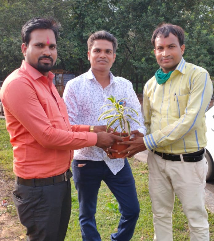 स्वच्छता अभियान की टीम ने  कृष्ण कांत साहू को जन्मदिन की बधाई