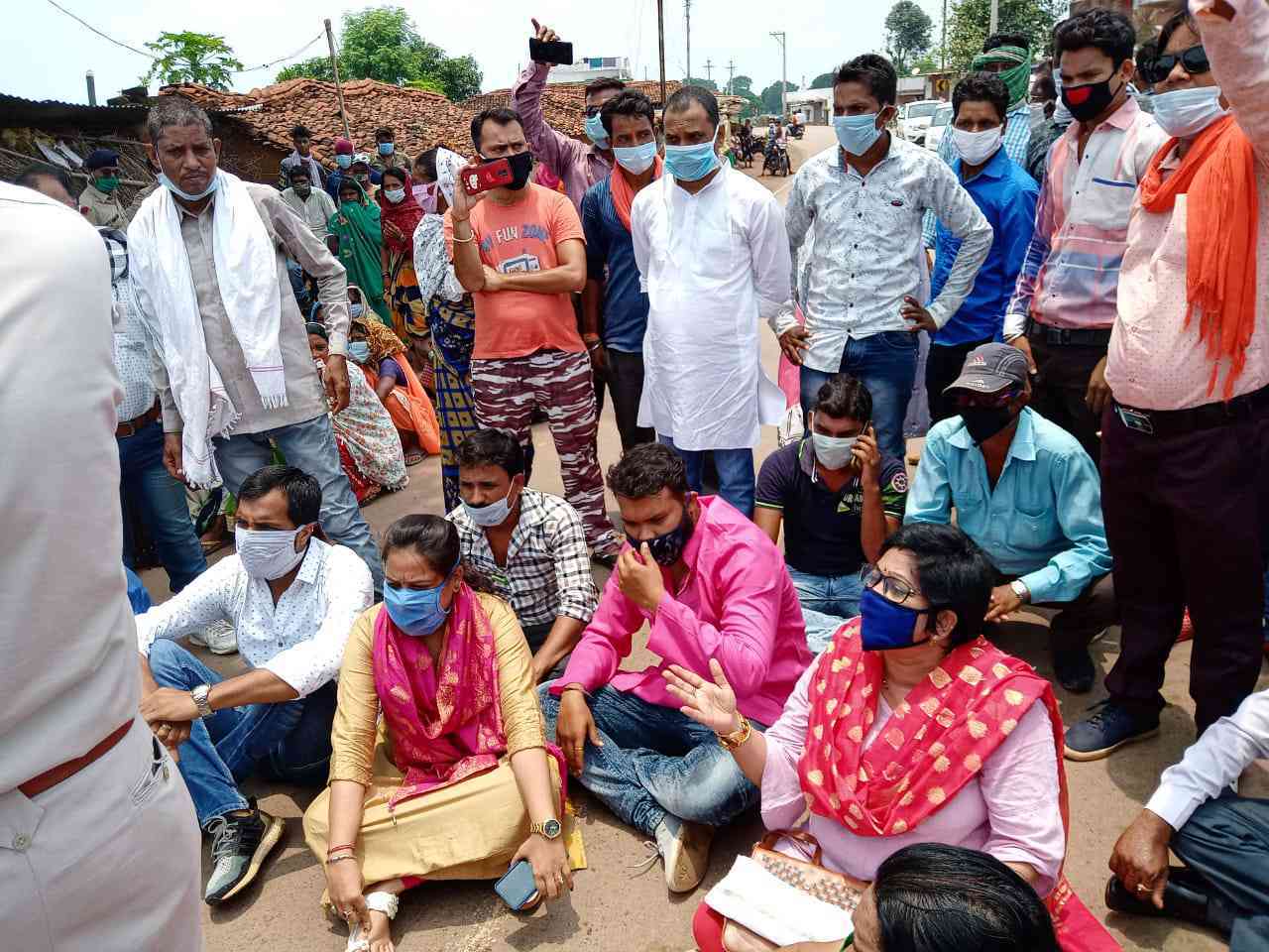 शराब दुकान बंद करने निकले छत्तीसगढ़ जनता कांग्रेस जे के कार्यकर्ताओं को पुलिस ने किया गिरफ्तार।
