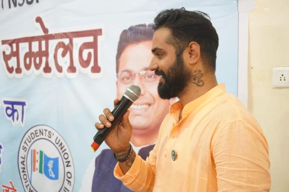 दुर्ग एनएसयूआई के जिलाध्यक्ष आदित्य सिंह ने महापौर एवं विधायक देवेंद्र यादव से कोरोना काल में विकलांग एवं दिव्यांगजनों को घर से कार्य करने की मांग।