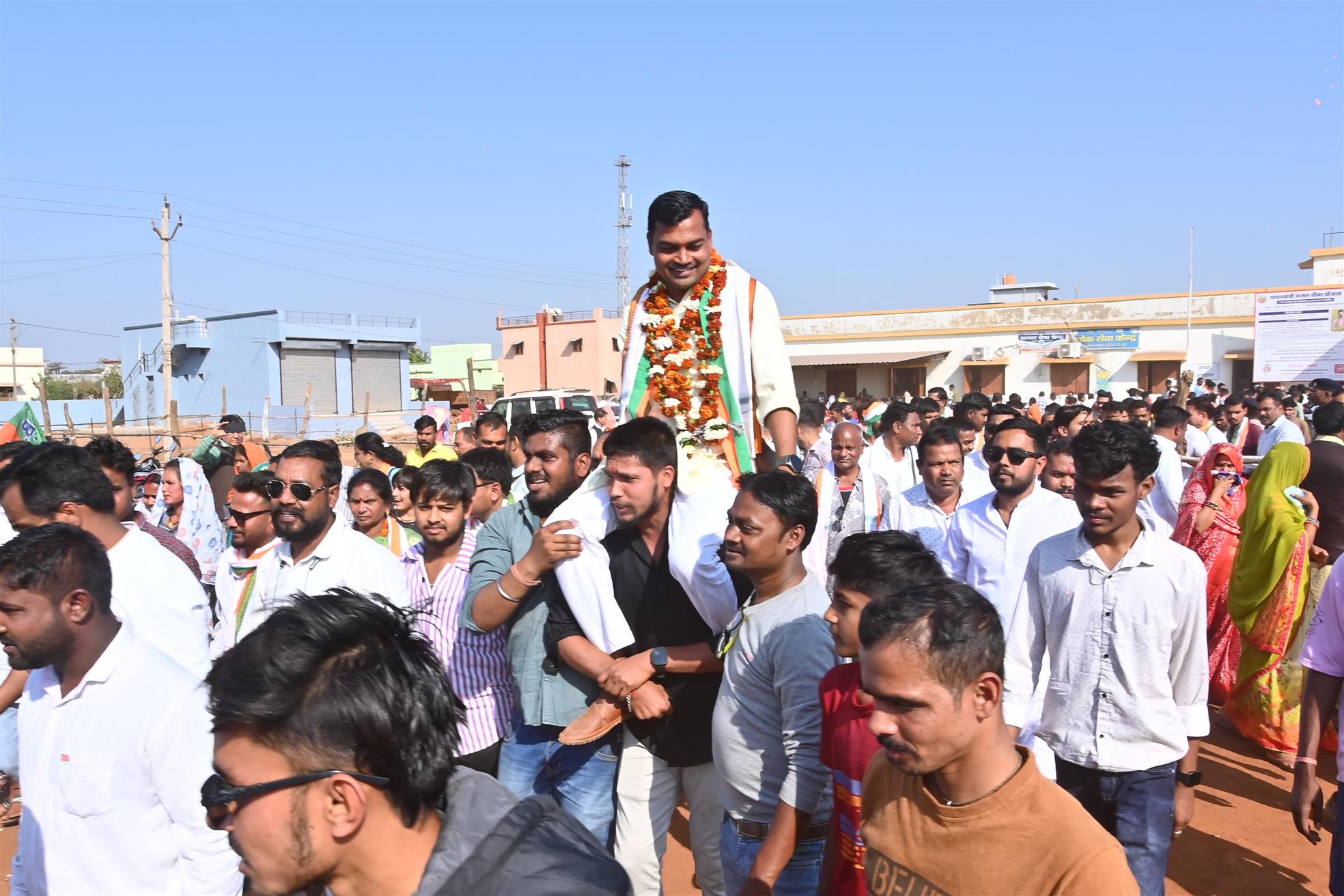 अहिवारा पालिका अध्यक्ष के लिए कांग्रेस प्रत्याशी भुवन साहू वा पार्षद प्रत्याशीयों  ने किया नामांकन दाखिल 