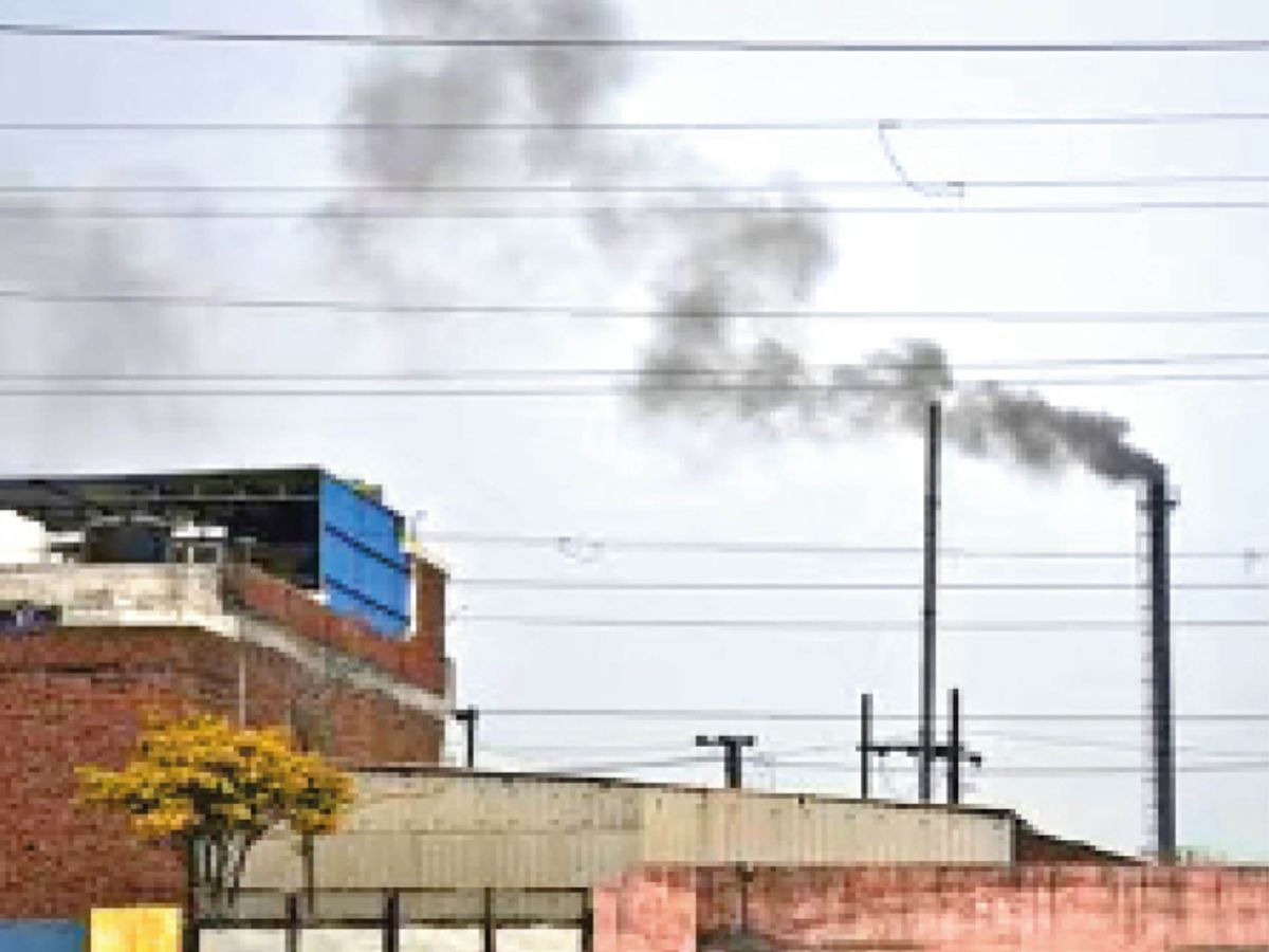 रात में प्रदूषण कंट्रोल सिस्टम बंद रखने वाले 30 प्लांट सील, बिजली भी काटी गई