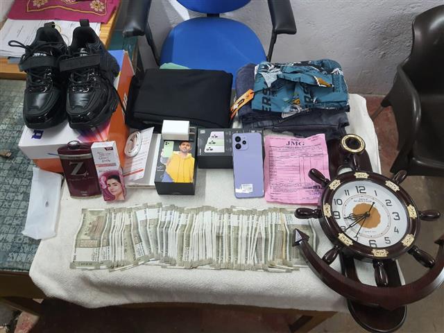 चोरी के आरोप में तीन नाबालिग गिरफ्तार, नगद 34 हजार सहित अन्य सामान बरामद, सुपेला थाना प्रभारी दुर्गेश शर्मा ने दी जानकारी
