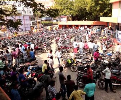 रेलवे स्टेशन में अवैध पार्किंग से बढ़ी परेशानी, स्टैंड संचालक की मनमानी