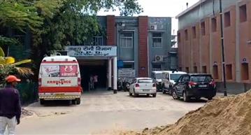 जिला अस्पताल में व्यक्ति ने की खुदकुशी, चौथी मंजिल से कूदकर दी अपनी जान, आत्महत्या का कारण अभी भी अज्ञात