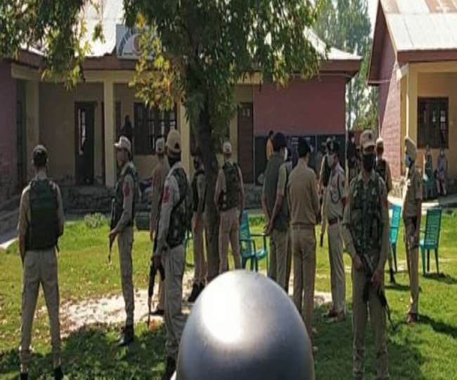 श्रीनगर में स्कूल में घुसकर दो शिक्षकों की हत्या, सर्चिंग अभियान तेज
