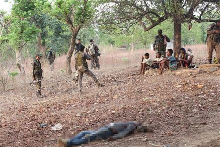 छत्तीसगढ़ के बीजापुर में नक्सलियों ने पुलिस वाहन को उड़ाया, आठ जवान सहित नौ शहीद, कई घायल