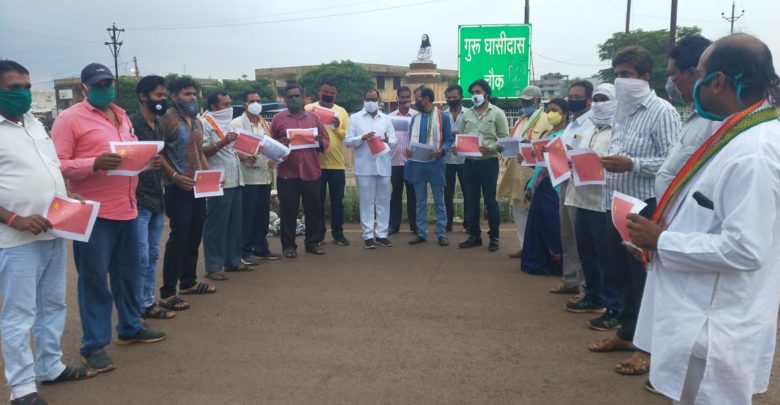रायपुर:-चीन के कायराना हरकत के विरोध में जिला काँग्रेस ग्रामीण जिलाध्यक्ष के नेतृत्व में चीन का झंडे जलाकर विरोध प्रदर्शन किया गया