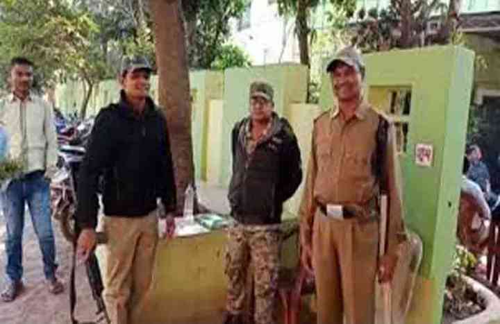  प्रदेश के मुख्यमंत्री भूपेश बघेल के भिलाई तीन स्थित निवास सुरक्षा व्यवस्था और कड़ी, जिला कलेक्टर और एसएसपी ने सीएम निवास का सुरक्षा ऑडिट किया। 
