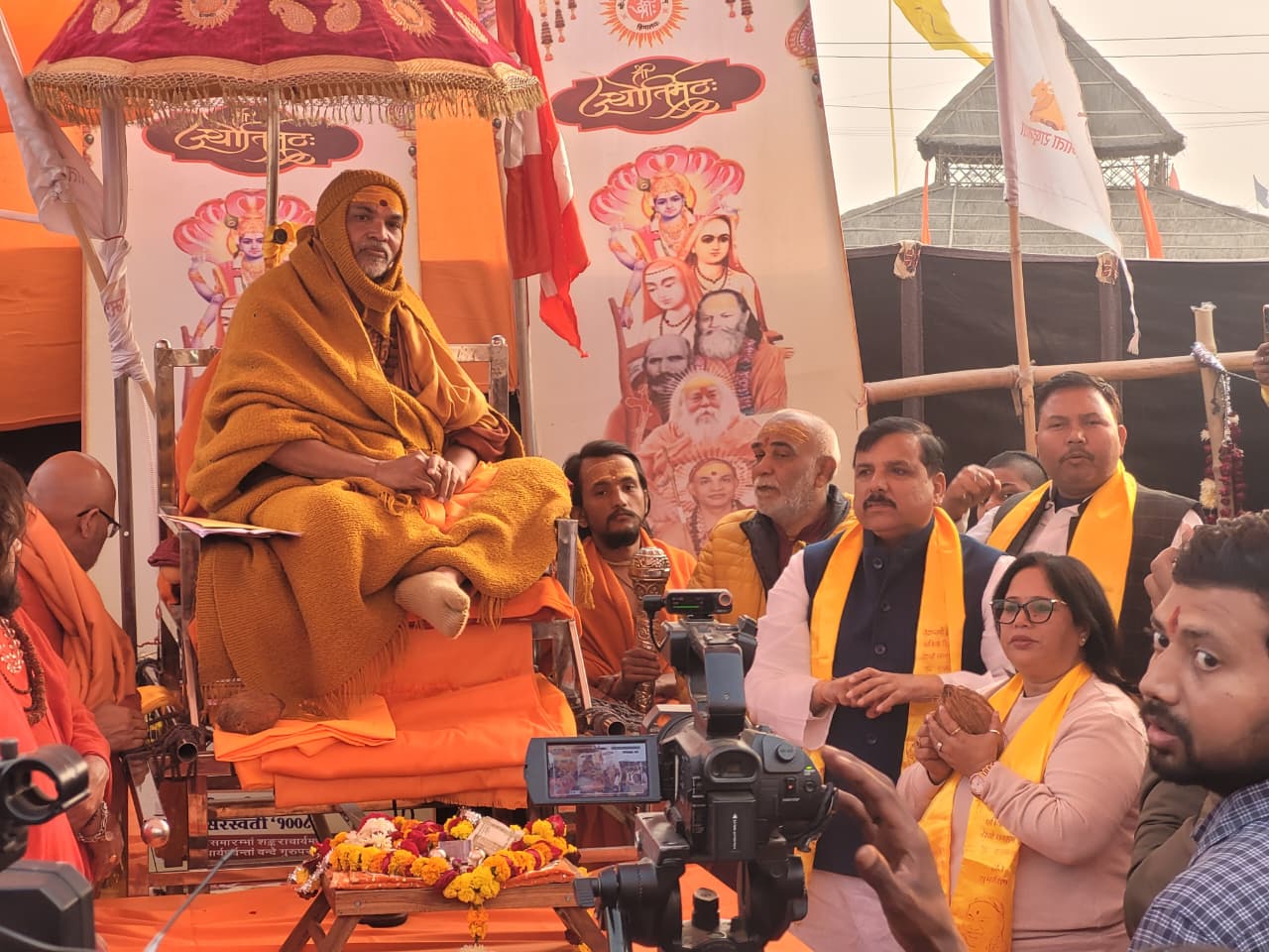 शंकराचार्य स्वामी अविमुक्तेश्वरानंद का माघ मेले में धरना: प्रशासन के नोटिस और रोक के बावजूद अडिग, संगम स्नान तक शिविर प्रवेश नहीं