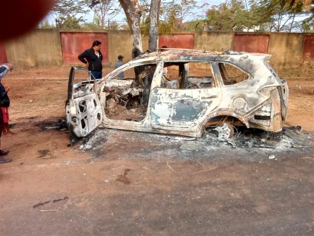 तेज रफ्तार कार पेड़ से टकराई, झुलसने से दो की मौत, दो का इलाज जारी