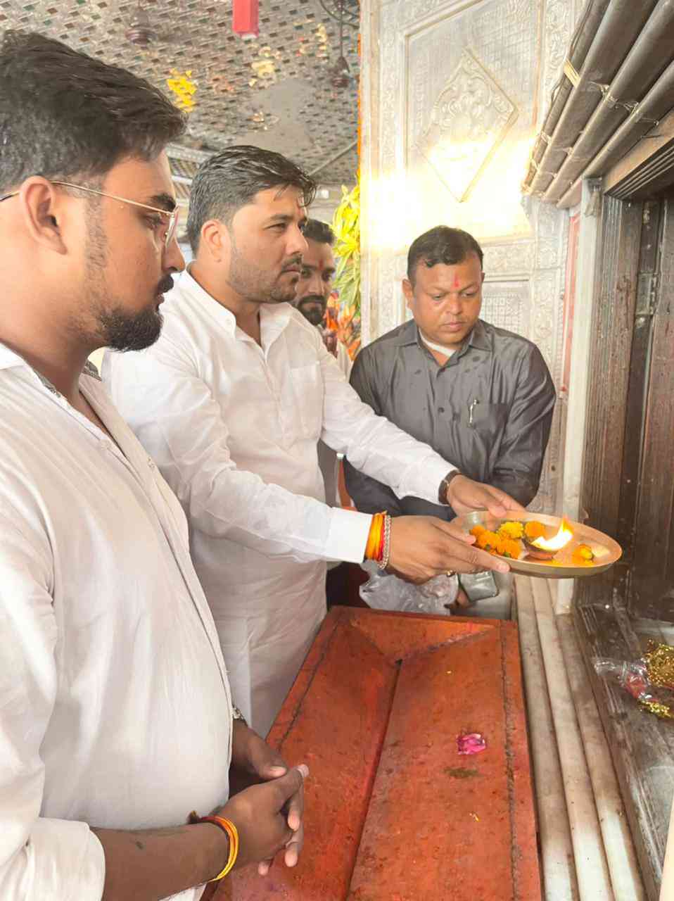 छत्तीसगढ़ भाजपा राष्ट्रीय कार्यकारिणी सदस्य भिलाई कांडो, पर्वत फाउंडेशन के अध्यक्ष अतुल पर्वत ने डूंगरगढ़ में माता रानी के दर्शन किए और छत्तीसगढ  प्रदेश वासियों के लिए अच्छे स्वास्थ्य की कामना की................


