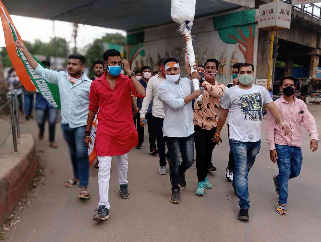 पूरा देश एक तरफ कोरोना वायरस से लड़ रहा है, दूसरी ओर पेट्रोल और डीजल हर रोज वृद्धि के चलते प्रदेश युवा कांग्रेस के लोगों ने केंद्र सरकार का पुतला दहन किया।